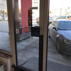 Türbeklebung mit neuen Salondesign
